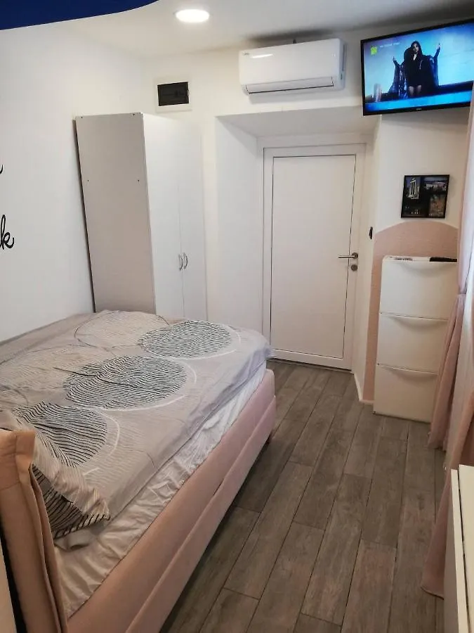 Ichill Apartment Pula 0*,